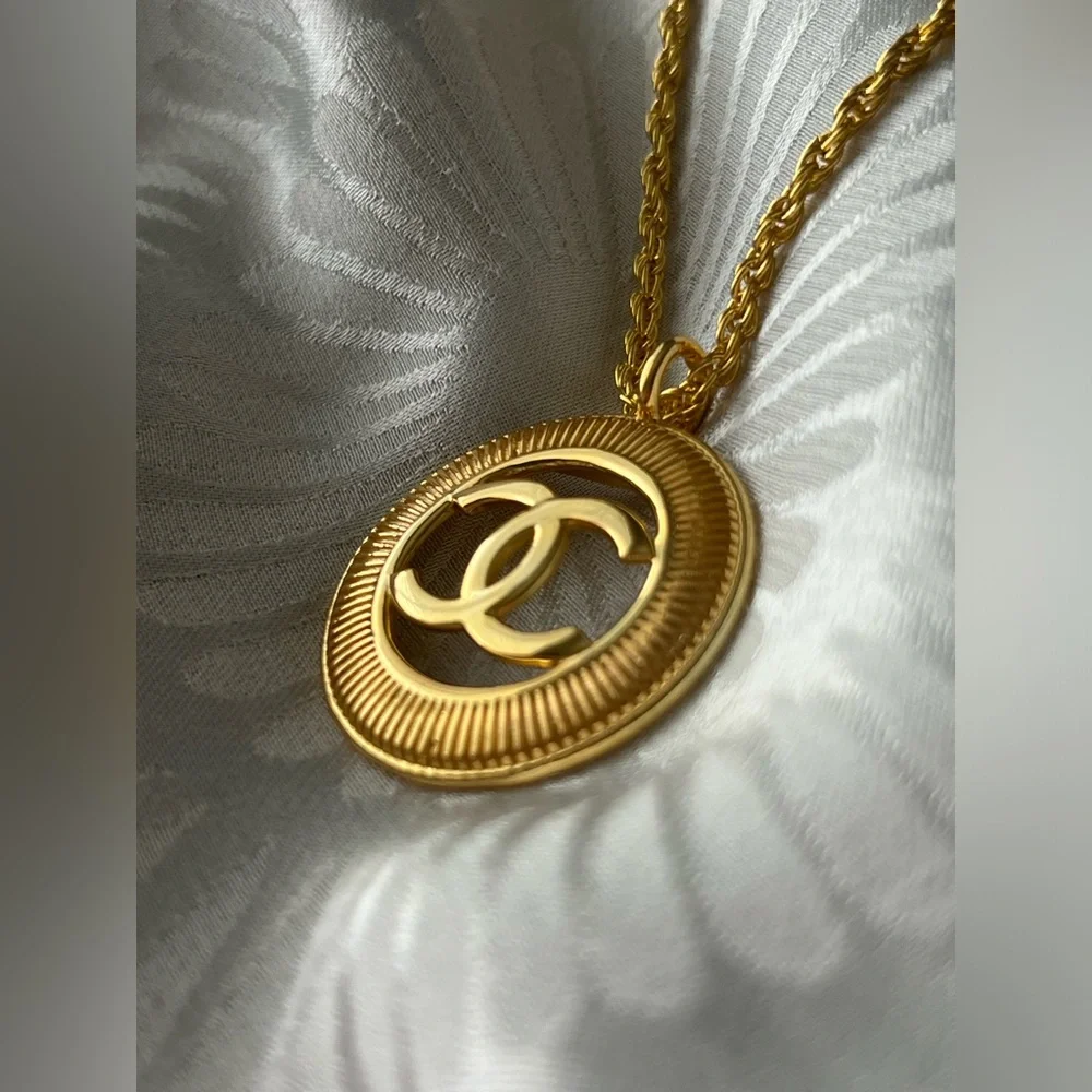 Large Vintage Round CC Chanel Necklace - Picture 5 of 11